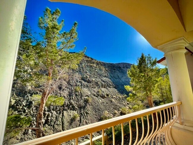Building Photo - WONDERFULLY UPGRADED “GOLF VILLA” IN: GUAR...