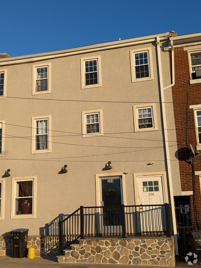 Building Photo - 204 Cherry St