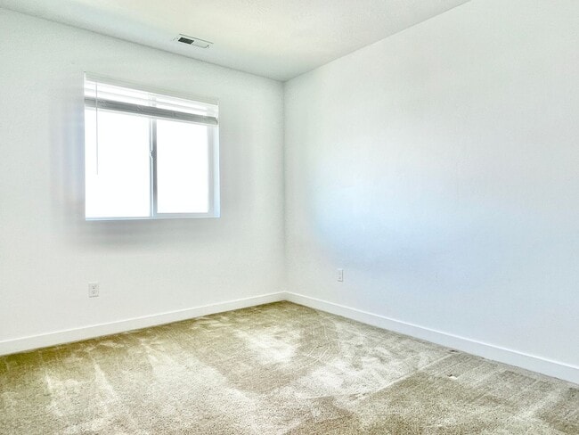 Building Photo - HOLIDAY MOVE IN SPECIAL!