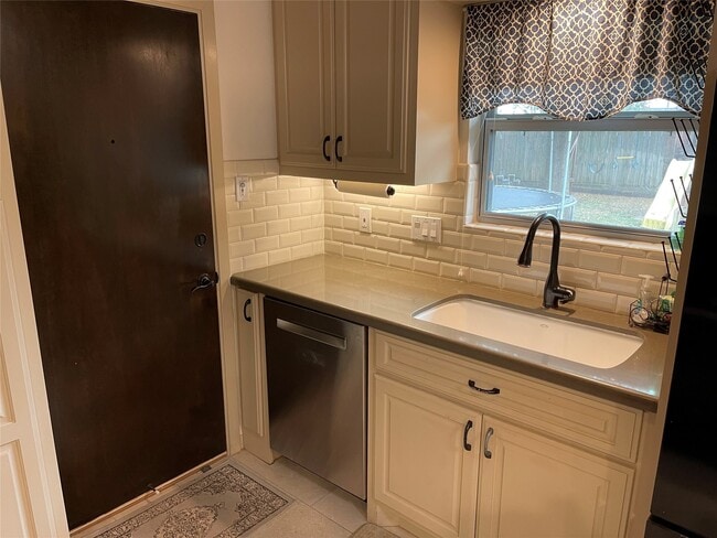 Building Photo - 11303 Greenwillow Dr