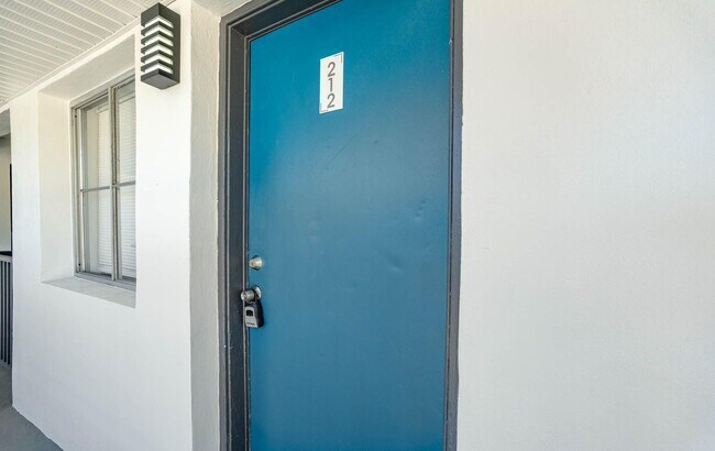 Building Photo - 115 Seminole Ave W