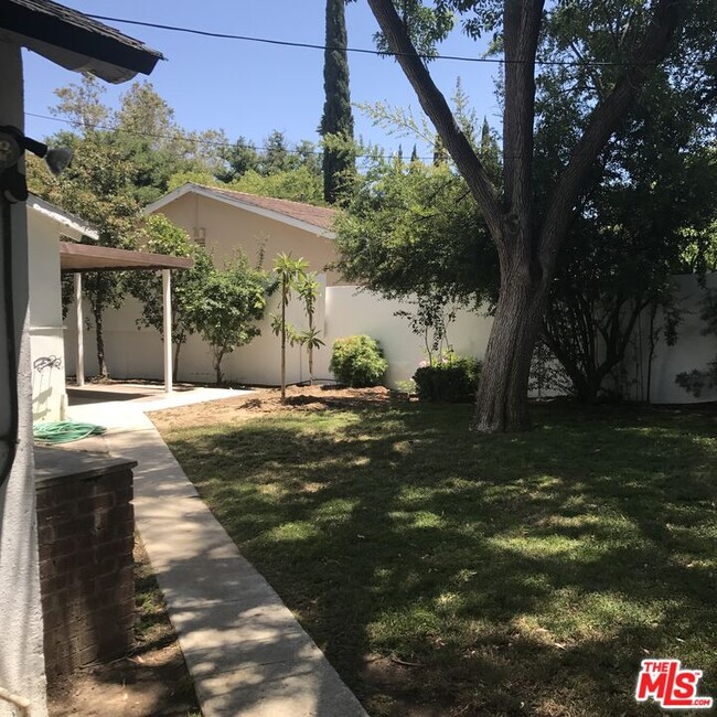 Building Photo - 6721 Melba Ave