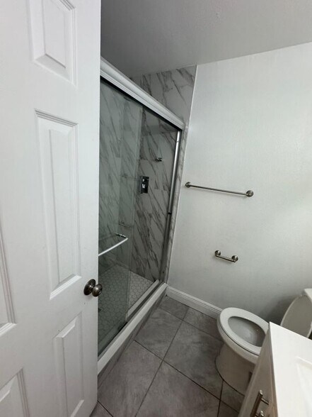 Building Photo - 8715 N Hyaleah Rd