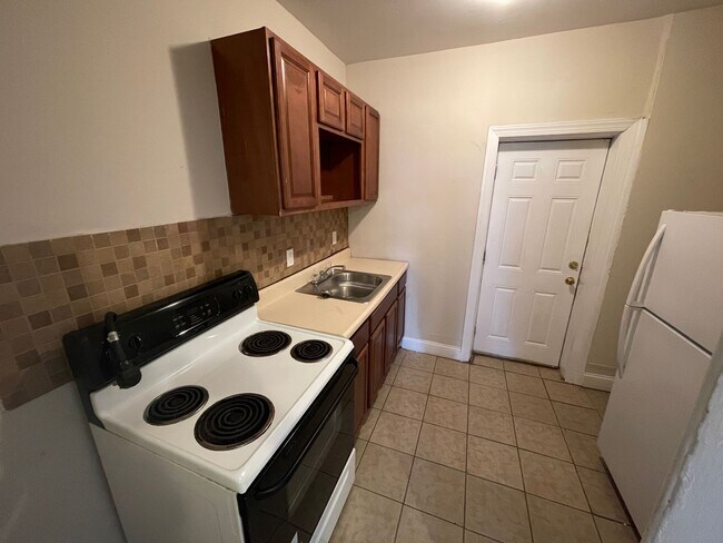 Building Photo - 2 BED 1 BATH HOME FOR RENT