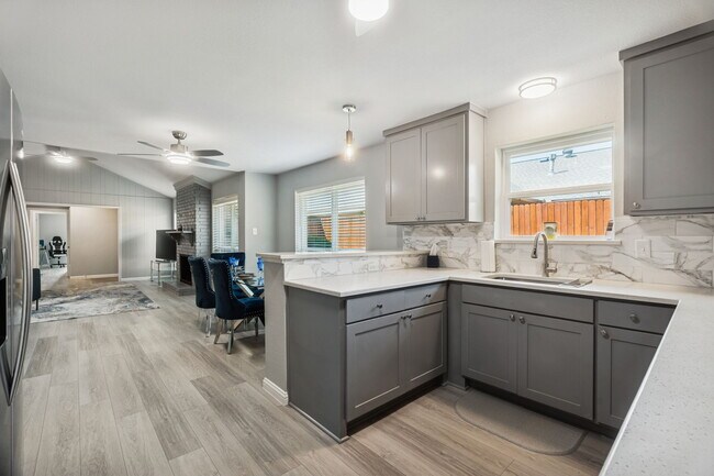 Building Photo - 3334 San Mateo Dr
