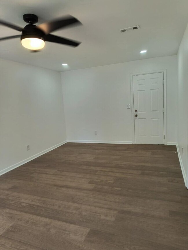 Building Photo - Fully Renovated 3 Bedroom, 2 Bath Home