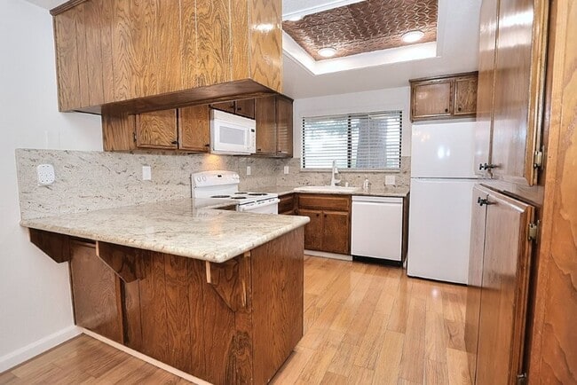 Building Photo - Beautiful corner halfplex available now for rent!