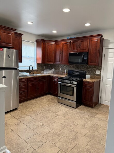 Building Photo - 313 E Eleanor St