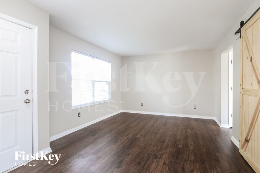 Building Photo - 2814 Rothe Ln