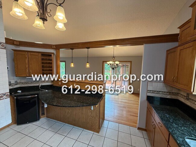 Building Photo - Maplewood House Available Now, Open Floor ...