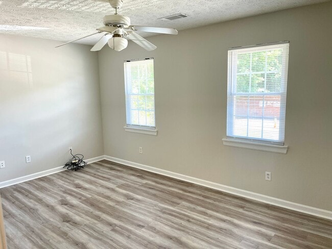 Building Photo - Welcome to this charming 2-bedroom, 1.5-ba...