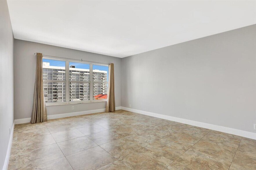 Building Photo - 405 N Ocean Blvd