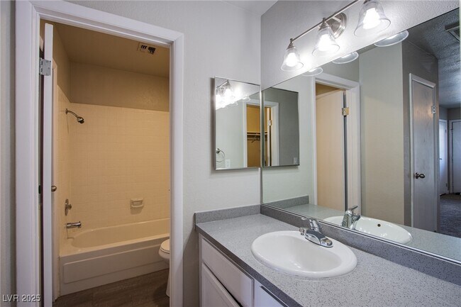Building Photo - 3749 Carlyle Dr