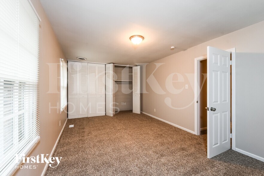 Building Photo - 9846 Rivermont Dr