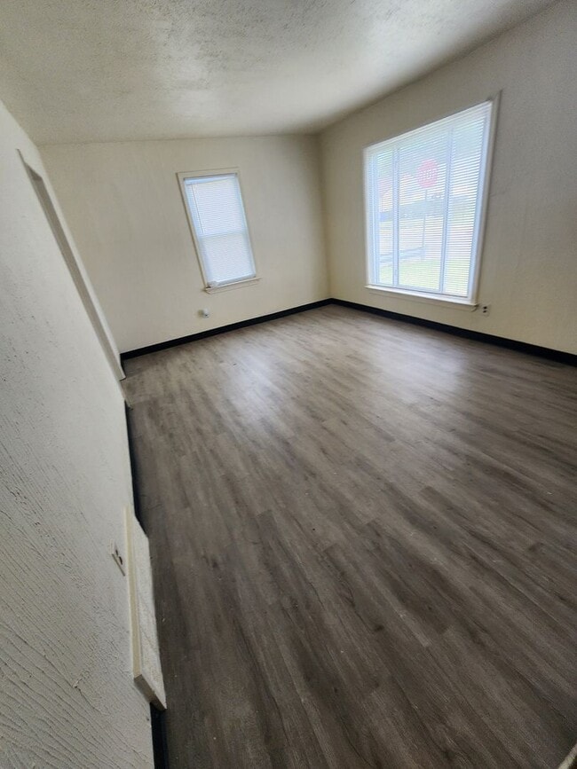 Building Photo - 4 Bedroom Clean House For Rent