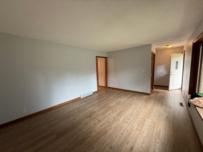 Building Photo - Bloomington 4 Bed 3 Bath SF Home available...