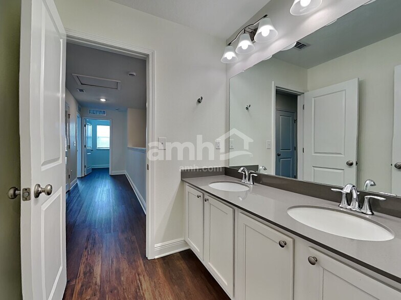 Building Photo - 20423 Calla Lily Dr