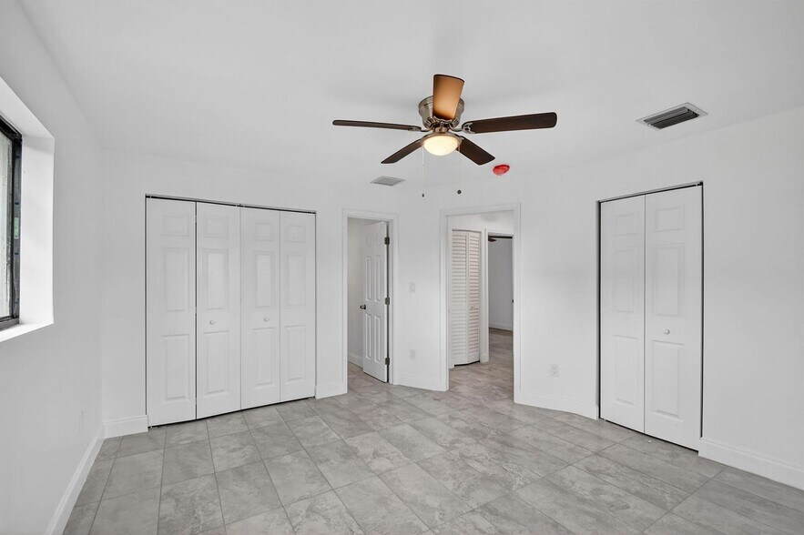 Building Photo - 917 W 2nd St