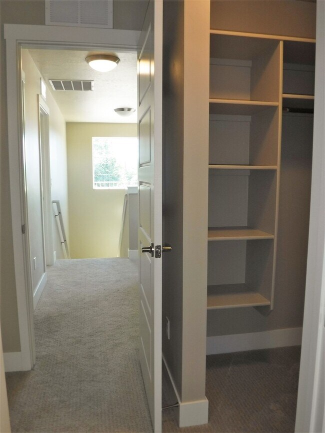 Building Photo - Chic artist-style lofts home with 3 bed 2.5 bath near Boise Greenbelt.