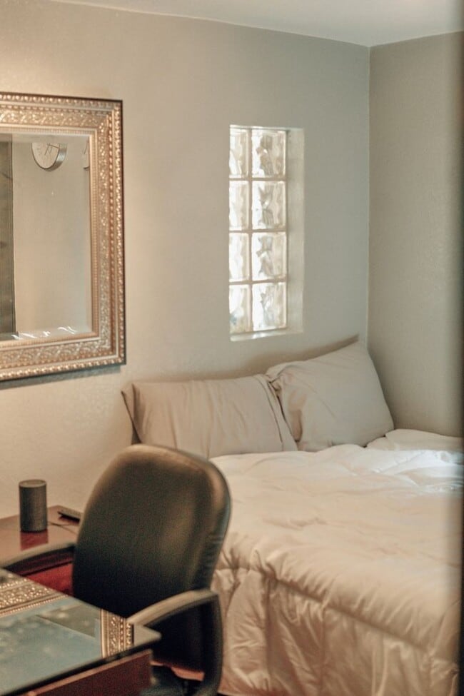 Building Photo - Modern 4BR Lakewood Home on Nearly Half an...