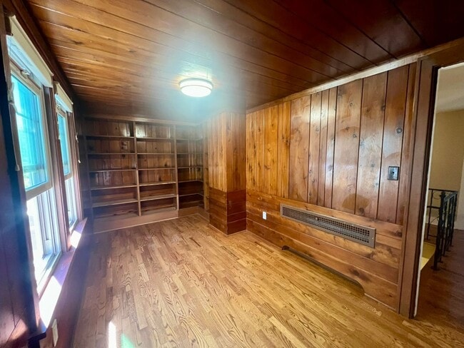 Building Photo - Updated 1920s 4BD