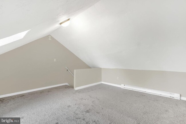 Building Photo - 3 Bedroom Home with High Ceilings & Natural Light!