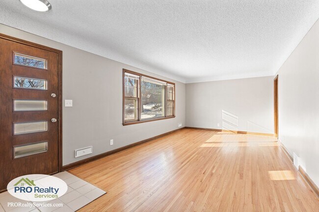 Building Photo - 3 Bedroom Home in St. Louis Park