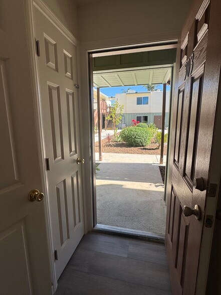 Building Photo - 1009 E Jones St