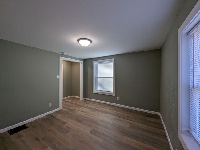 Building Photo - Newly Renovated 4 bedroom house