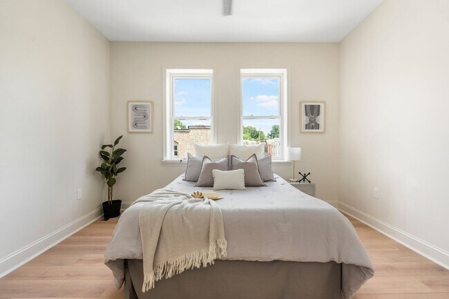 Building Photo - Beautiful 3 Bedroom 4 Bathroom East Baltim...