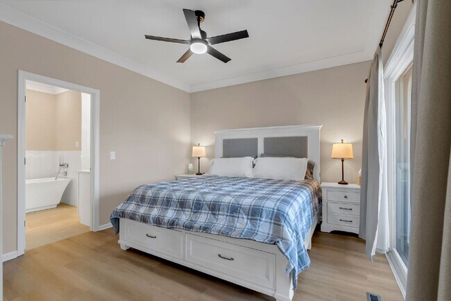 Building Photo - 2 Bedroom, 2 Full Bathroom Condo in a Gated Keowee Key Community