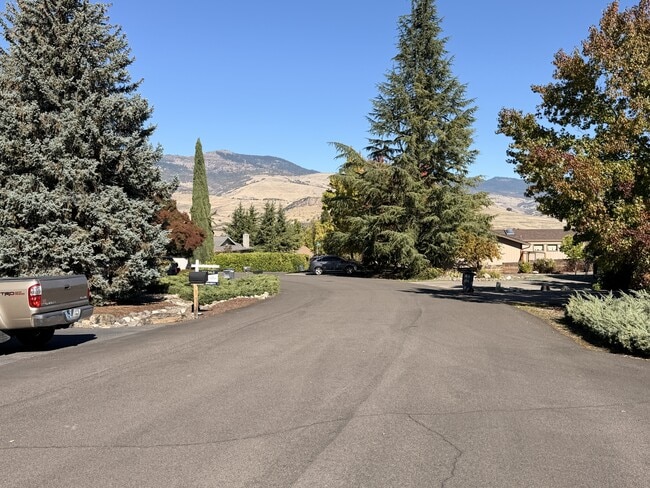 Building Photo - 779 Twin Pines Cir