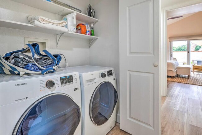 Building Photo - 7833 E Foxmore Ln