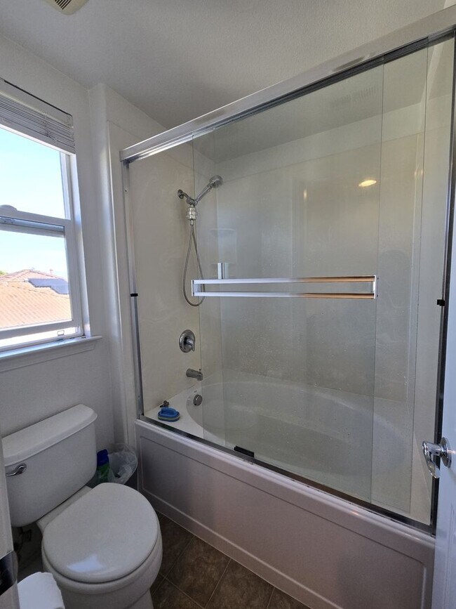 Building Photo - Stunning 3BR 3.5 BATHROOM House in Hayward