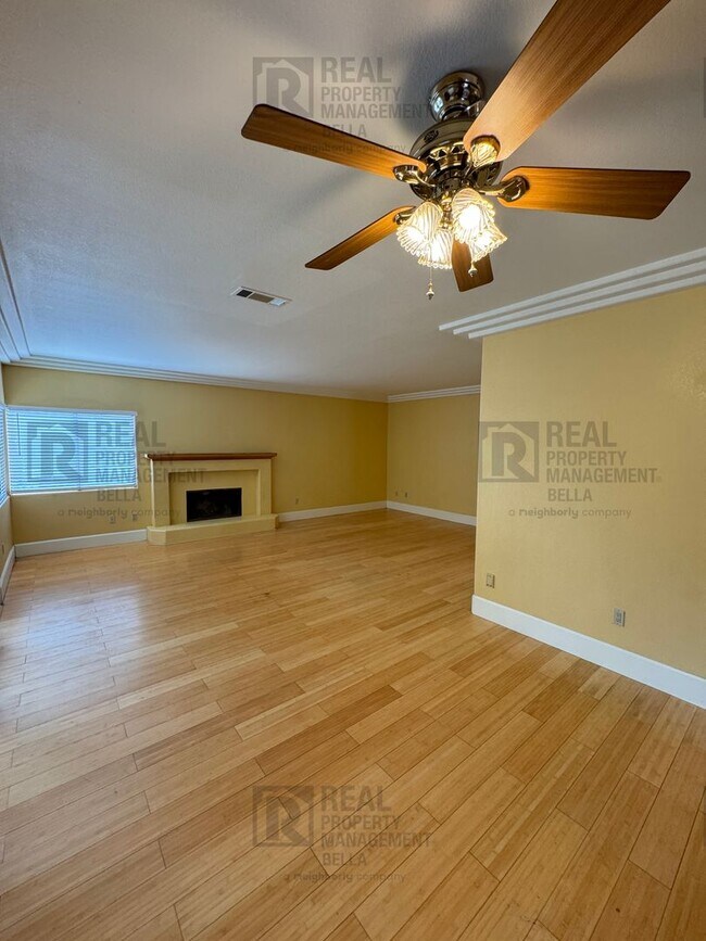 Building Photo - Waterfront Living in Canyon Lake!