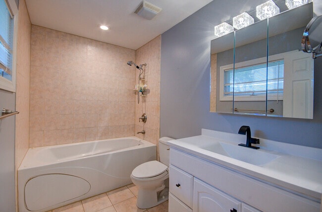 Building Photo - 501 Lincoln Ave