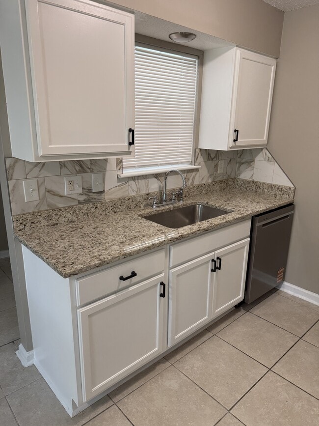 Building Photo - 2881 Normandy Dr