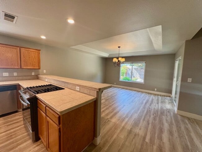 Building Photo - Beautiful 5 bedroom home ready for move in!