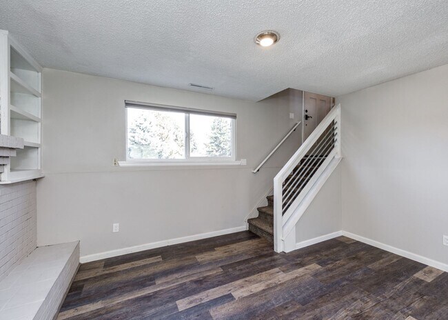 Building Photo - Charming 3 Bed Home Centrally located, Lar...