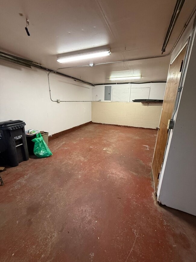 Building Photo - Newly Remodeled Duplex