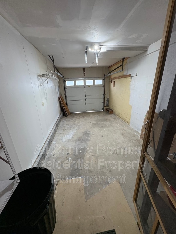 Building Photo - 38 River Bank Dr