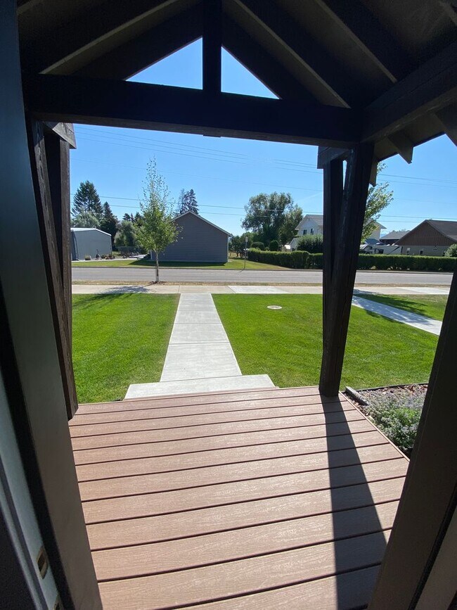 Building Photo - Gorgeous New 3 bedroom Furnished Whitefish Townhouse