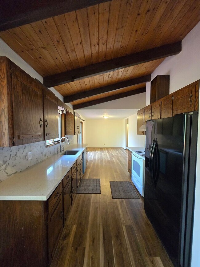 Building Photo - Riverfront Property 3 Bedroom 2 Bath in To...