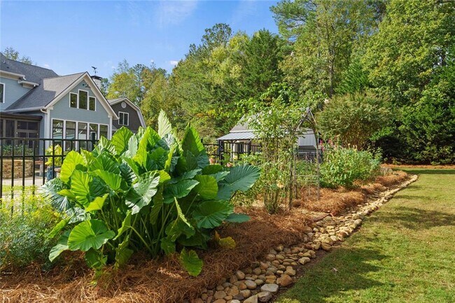 Building Photo - 390 Hembree Rd