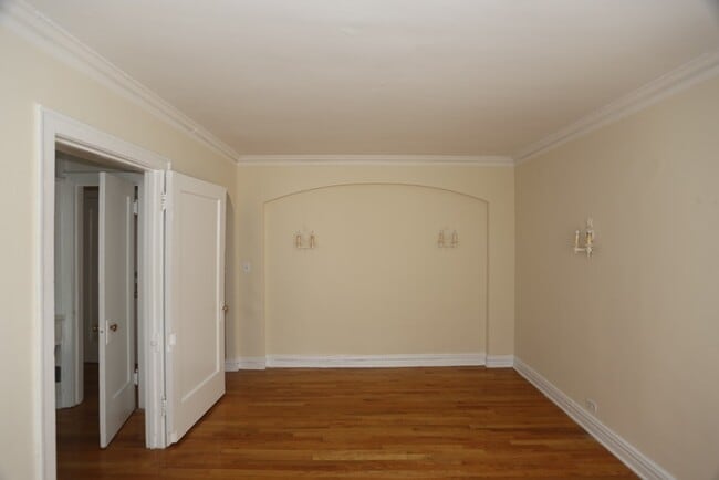 Building Photo - 533 W Roscoe St