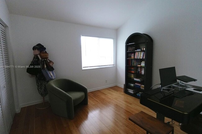 Building Photo - 702 Commodore Dr