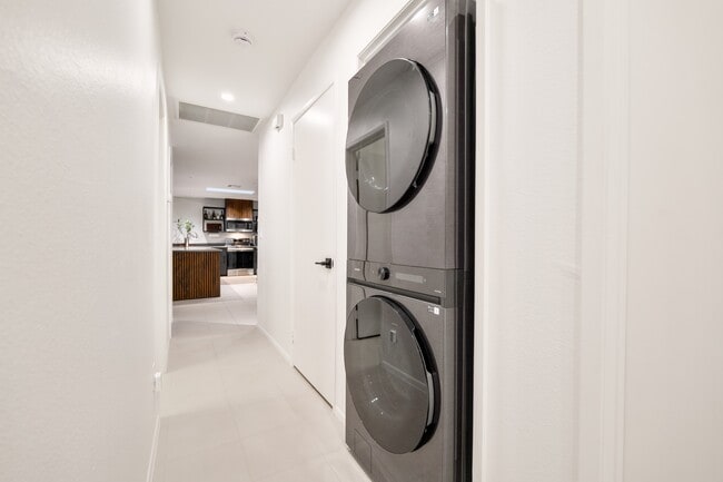 Building Photo - Golfside Villa