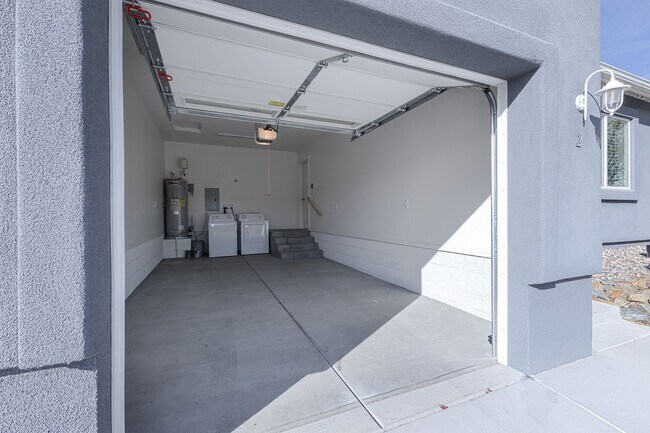 Building Photo - 9060 E Lakeshore Dr