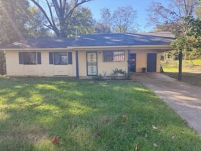 Building Photo - 1735 Woody Dr