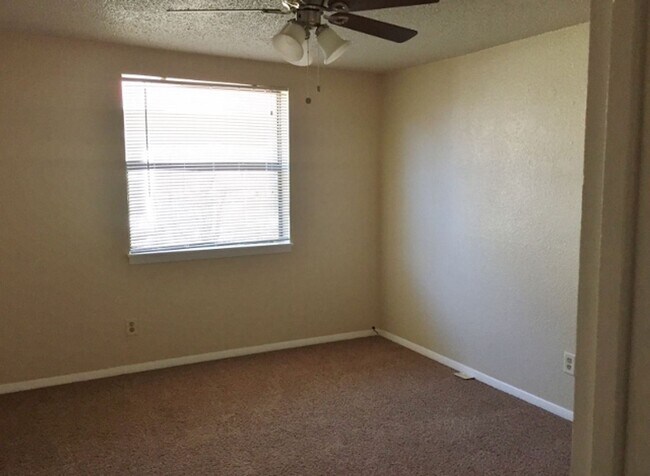 Building Photo - 2 br, 1 bath House - 433 W Second St #1 (884)